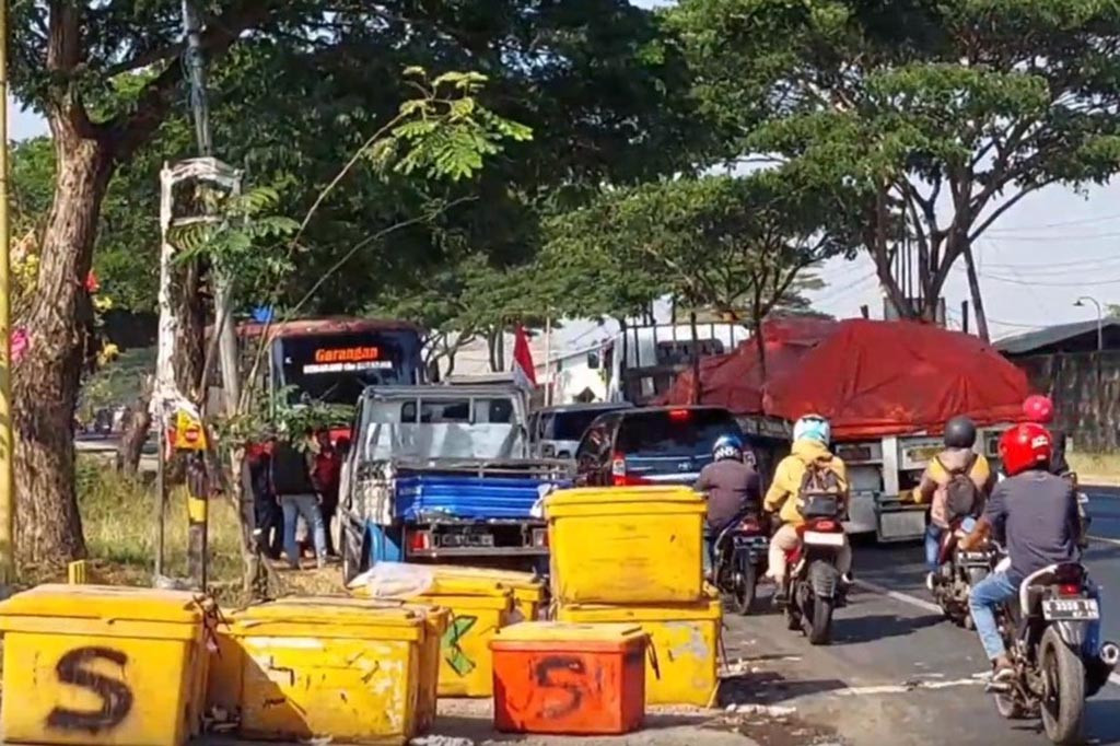Sebuah pikap terlibat kecelakaan dengan bus di jalur Pantura Kudus-Pati, Jawa Tengah, Kamis, 24 Agustus 2023. Akibatnya, pikap yang diseruduk bus dari belakang terguling, membuat ikan yang hendak dikirim berserakan di jalan raya. Kondisi pikap yang yang terguling ditengah jalan, membuat arus lalu lintas tersendat.