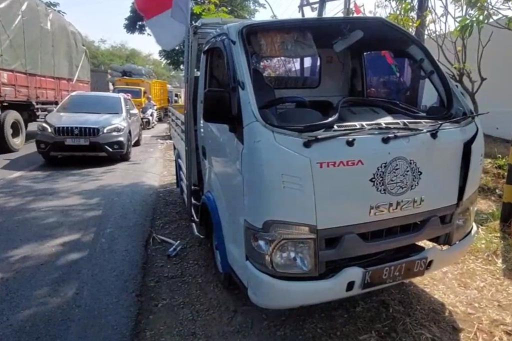 Menurut saksi, benturan keras mengakibatkan pikap terguling. Beruntung tidak ada mobil dari lawan arah, sehingga sopir langsung dapat dievakuasi warga sekitar.