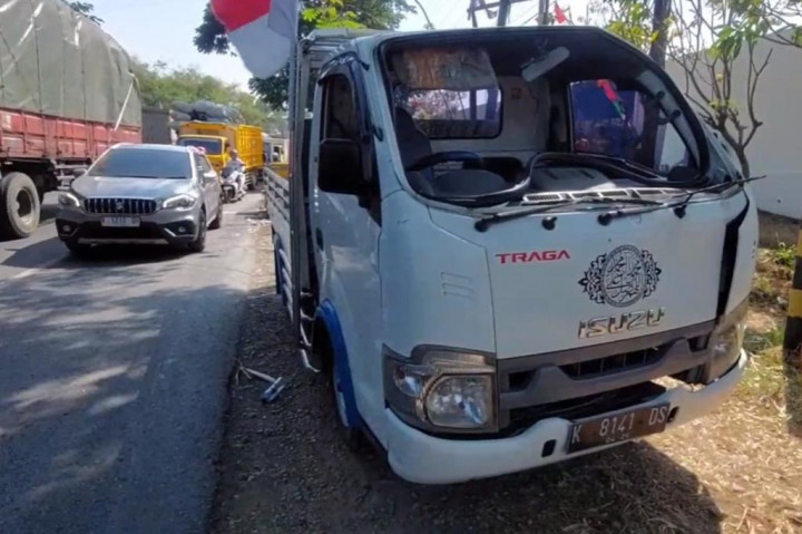 Menurut saksi, benturan keras mengakibatkan pikap terguling. Beruntung tidak ada mobil dari lawan arah, sehingga sopir langsung dapat dievakuasi warga sekitar.