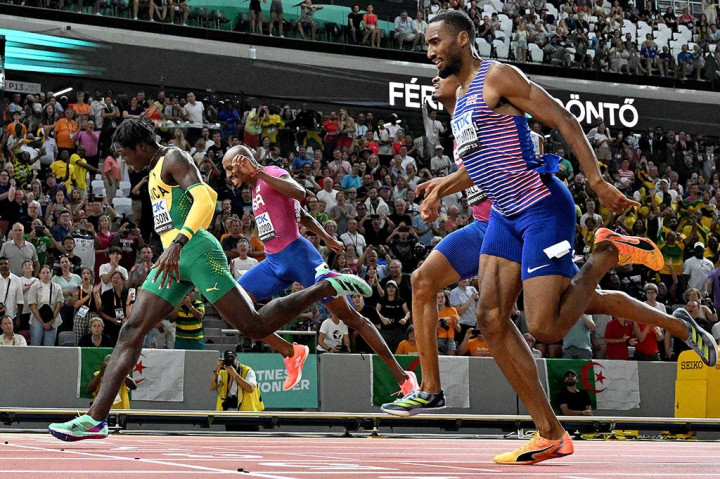 Watson, 21, menyentuh garis finis dalam waktu 44,22 detik. Matthew Hudson-Smith dari Inggris meraih perak dalam 44,31 detik, dan Quincy Hall (AS) meraih perunggu (44,37).