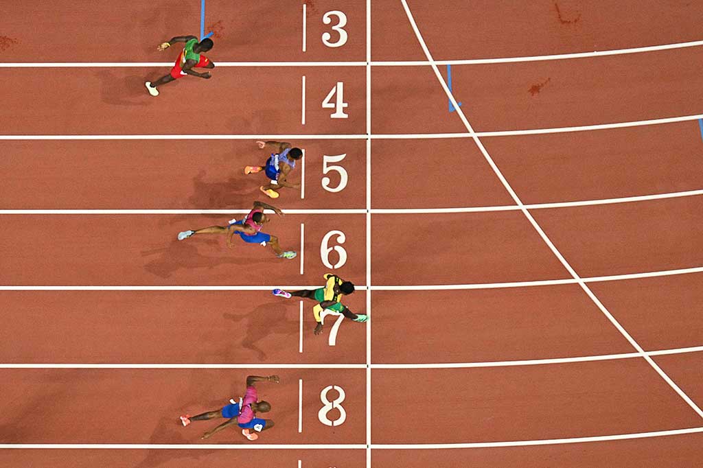 Pemegang rekor dunia Afrika Selatan Wayde van Niekerk finis di posisi ketujuh dengan waktu 45,11 detik, sementara juara Olimpiade London 2012 Kirani James dari Grenada didiskualifikasi. 