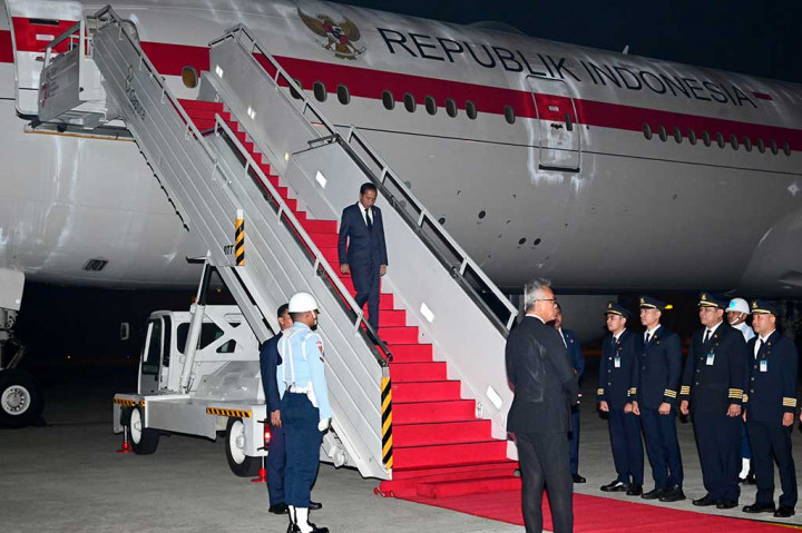 Sebelumnya, Presiden Jokowi beserta rombongan lepas landas dari Bandar Udara Internasional O.R. Tambo, Johannesburg, Republik Afrika Selatan, pada Kamis, 24 Agustus, pukul 14.35 waktu setempat (WS) atau pukul 19.35 WIB.