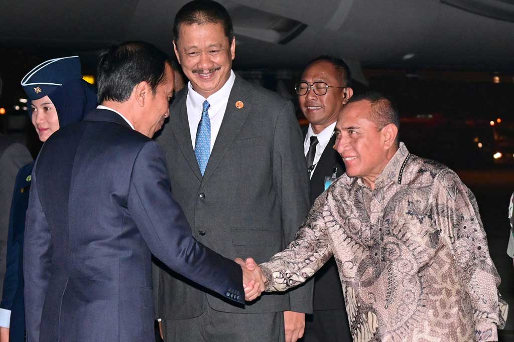 Jokowi disambut oleh Gubernur Sumatra Utara Edy Rahmayadi, Pangdam I/Bukit Barisan Mayjen A. Daniel Chardin, dan Kapolda Sumatra Utara Irjen Agung Setya Imam.