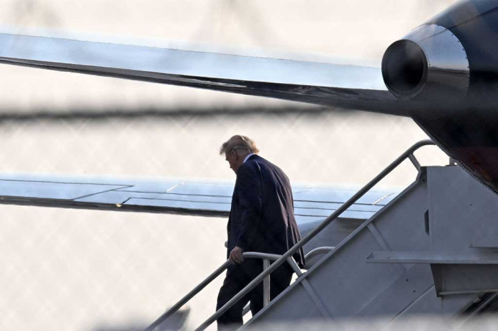 Mantan Presiden AS Donald Trump turun dari pesawat Trump Force One setibanya di Bandara Internasional Hartsfield-Jackson Atlanta dalam perjalanan ke Penjara Fulton County di Atlanta, Georgia, Kamis, 24 Agustus 2023 waktu setempat.