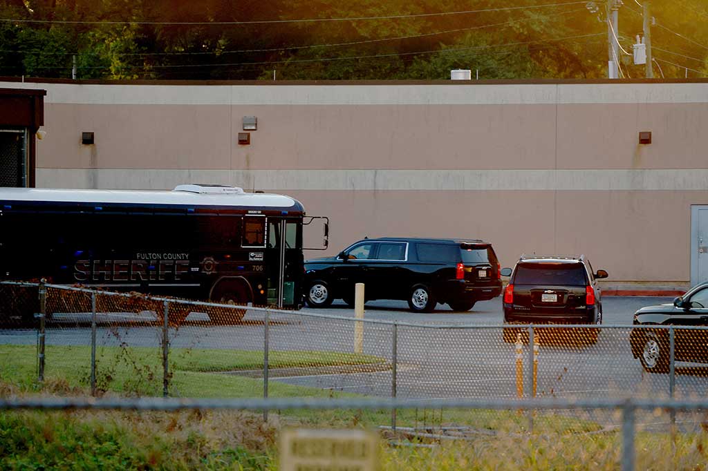 Mantan Presiden AS Donald Trump, Kamis, 24 Agustus 2023 waktu setempat, menyerahkan diri di penjara Georgia atas tuduhan upaya membatalkan pemilihan Presiden AS 2020, namun dibebaskan 20 menit kemudian dengan jaminan.