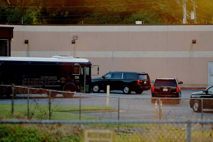 Mantan Presiden AS Donald Trump, Kamis, 24 Agustus 2023 waktu setempat, menyerahkan diri di penjara Georgia atas tuduhan upaya membatalkan pemilihan Presiden AS 2020, namun dibebaskan 20 menit kemudian dengan jaminan.