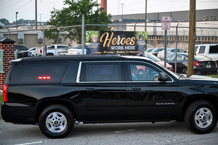 Trump, yang dituduh berkolusi dengan 18 terdakwa lainnya untuk membatalkan hasil pemilu 2020 di negara bagian Georgia, menghabiskan waktu kurang dari 20 menit di dalam Penjara Fulton County di Atlanta, sebelum berangkat dengan iring-iringan mobil menuju bandara.