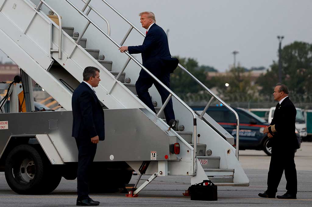 Trump dibebaskan dengan jaminan USD200 ribu atau sekitar Rp3 miliar. Ini merupakan sejarah bagi Negara Paman Sam, karena belum pernah ada presiden atau mantan presiden AS yang dipenjara sebelumnya.