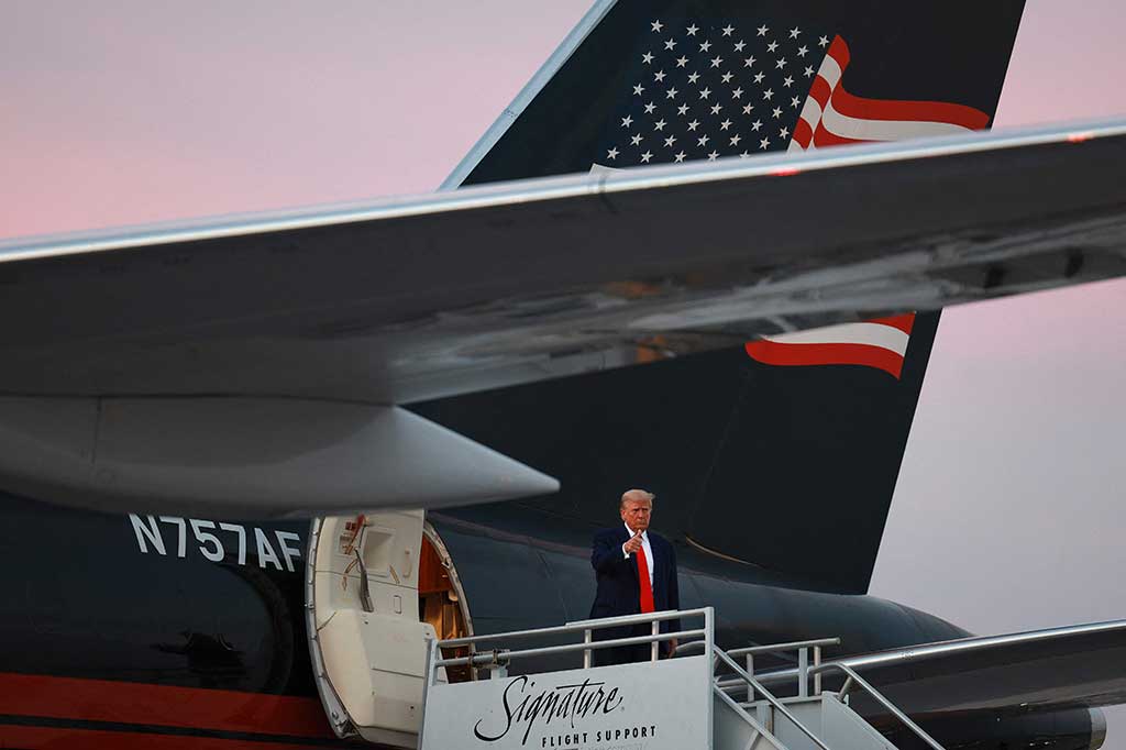 Trump bersiap terbang ke New Jersey yang jaraknya lebih dari 800 kilometer untuk mengunjungi klub golf-nya.