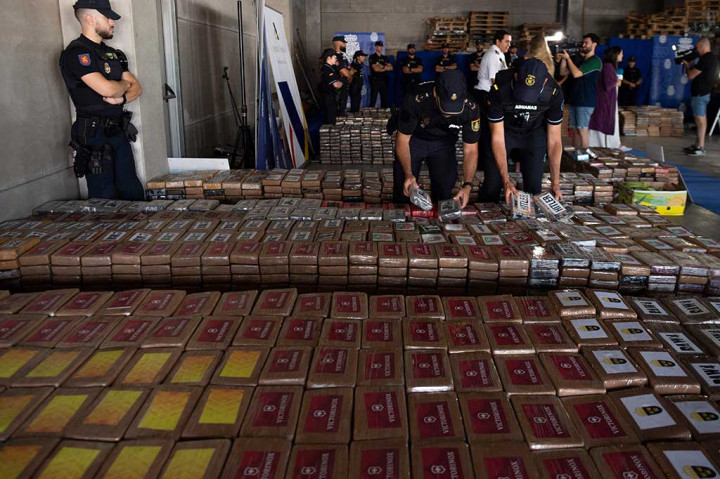 Petugas Polisi Nasional dan Bea Cukai Spanyol menyusun paket kokain seberat 9.436 kilogram, yang ditemukan tersembunyi di dalam kontainer dari Ekuador, saat konferensi pers polisi di pelabuhan Algeciras, Spanyol selatan, Jumat, 25 Agustus 2023.