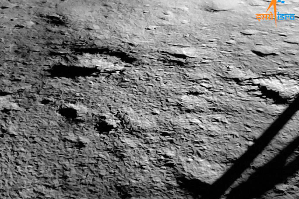 Kendaraan penjelajah India, Kamis, 24 Agustus 2023, mulai menjelajahi permukaan Bulan, sehari setelah India menjadi negara pertama yang mendaratkan pesawat di dekat kutub selatan bulan yang jarang dijelajahi.