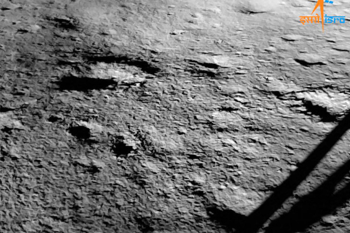 Kendaraan penjelajah India, Kamis, 24 Agustus 2023, mulai menjelajahi permukaan Bulan, sehari setelah India menjadi negara pertama yang mendaratkan pesawat di dekat kutub selatan bulan yang jarang dijelajahi.