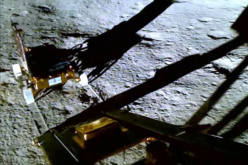 Pragyan -- 'Kebijaksanaan' dalam bahasa Sansekerta -- diluncurkan dari wahana pendarat, Chandrayaan-3, beberapa jam setelah pencapaian terbaru program luar angkasa India yang ambisius namun berbiaya rendah, memicu perayaan besar-besaran di seluruh negeri.