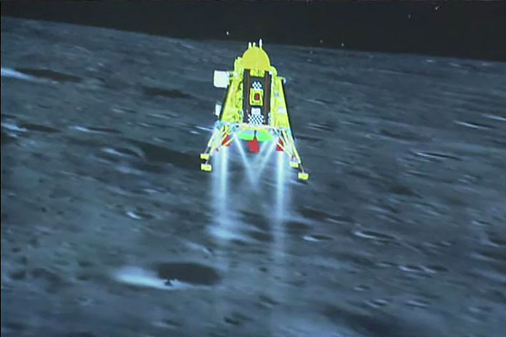 Kendaraan penjelajah beroda enam bertenaga surya ini akan berkeliling di wilayah yang relatif belum dipetakan dan mengirimkan gambar serta data ilmiah selama dua minggu masa pakainya.