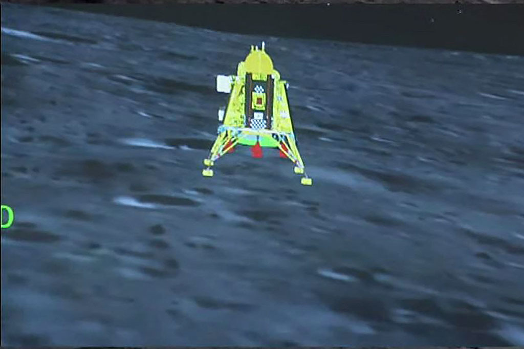 Perdana Menteri Narendra Modi mengatakan pada hari Rabu, 23 Agustus, bahwa keberhasilan pendaratan di bulan – yang sebelumnya hanya dicapai oleh Amerika Serikat, Rusia dan Tiongkok – adalah kemenangan bagi seluruh umat manusia.