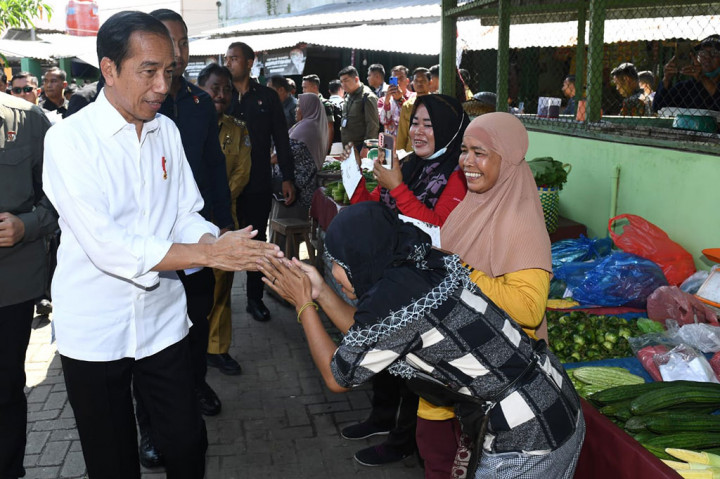 Presiden Joko Widodo (Jokowi) kembali meninjau harga sejumlah kebutuhan bahan pokok di Pasar Brahrang, Kota Binjai, Sumatra Utara, pada Jumat, 25 Agustus 2023.