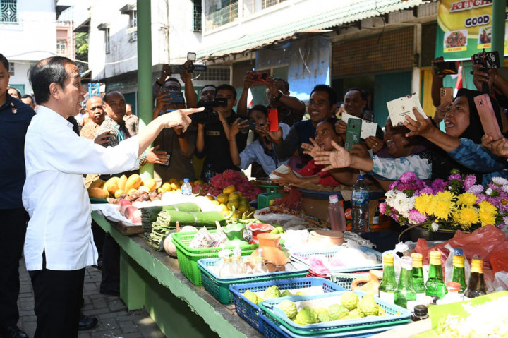 Presiden menuturkan bahwa kondisi harga bahan pokok di pasar tersebut terpantau baik. 