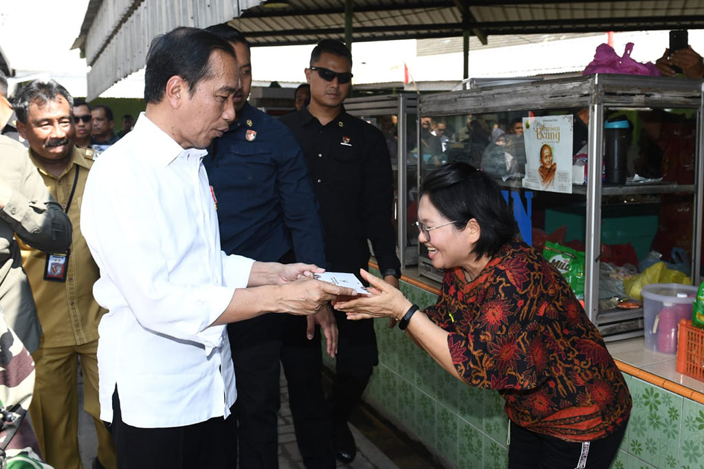 Kepala Negara mengatakan bahwa terdapat kenaikan harga beras premium. Namun, harga daging ayam di pasar tersebut menunjukkan angka yang baik.