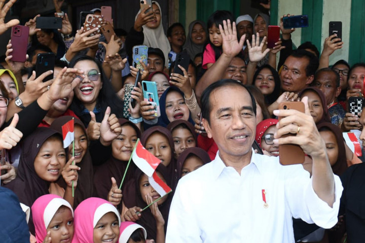 Presiden Jokowi melayani permintaan foto pengunjung Pasar Brahrang, Kota Binjai.