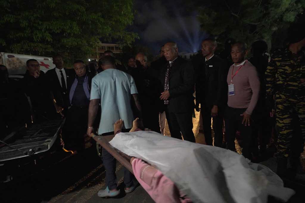 Petugas mengevakuasi jenazah untuk dibawa ke rumah sakit di Antananarivo, Madagaskar, menyusul tragedi penyerbuan di sebuah stadion yang menewaskan sedikitnya 13 orang, 7 di antaranya anak-anak, Jumat, 25 Agustus 2023 waktu setempat. 