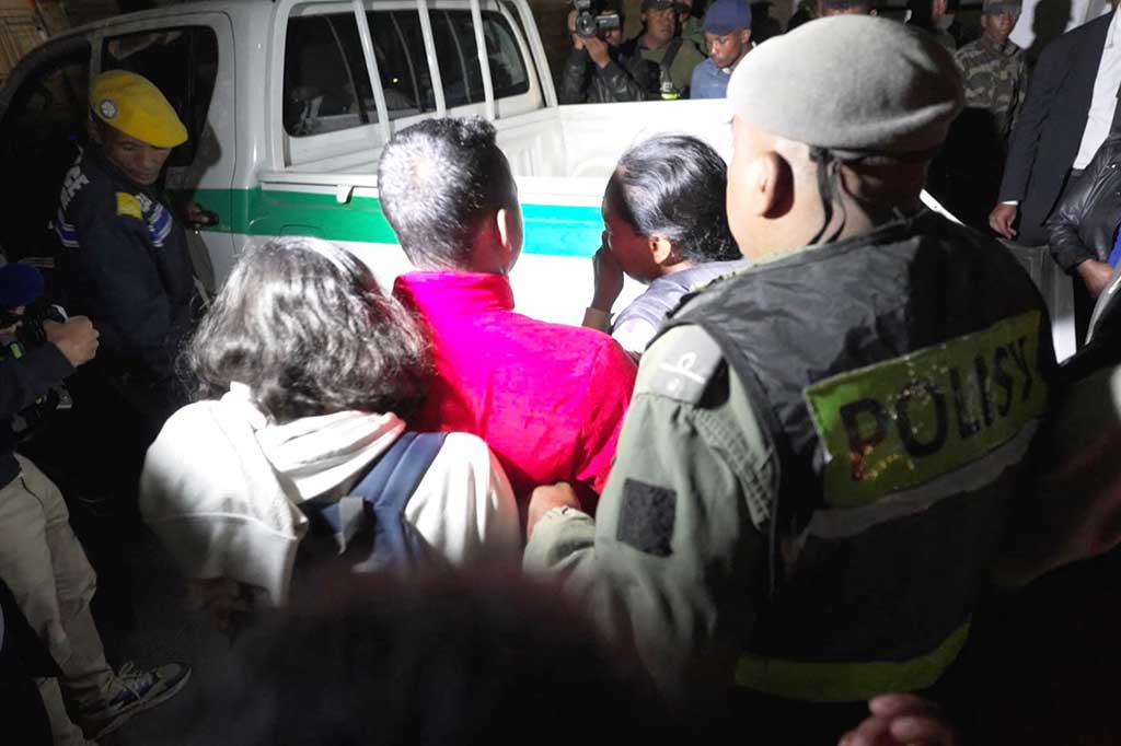 Aksi berdesak-desakan terjadi di pintu masuk Stadion Barea, tempat sekitar 50.000 penonton hendak datang menghadiri upacara pembukaan Indian Ocean Island Games. “Ada banyak orang di pintu masuk, sehingga memicu terjadinya desak-desakan,” kata Antsa Mirado, manajer komunikasi Palang Merah, kepada AFP.