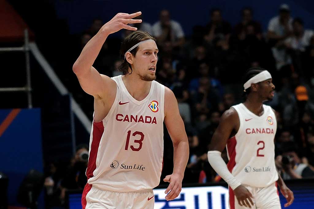 Prancis yang unggul 14-18 di kuarter pertama hanya bisa mempertahankan keunggulannya hingga pertengahan kuarter dua. Kanada dan Prancis sama-sama bermain ngotot, namun Kelly Olynyk dkk berhasil mengamankan paruh pertama 43-40.