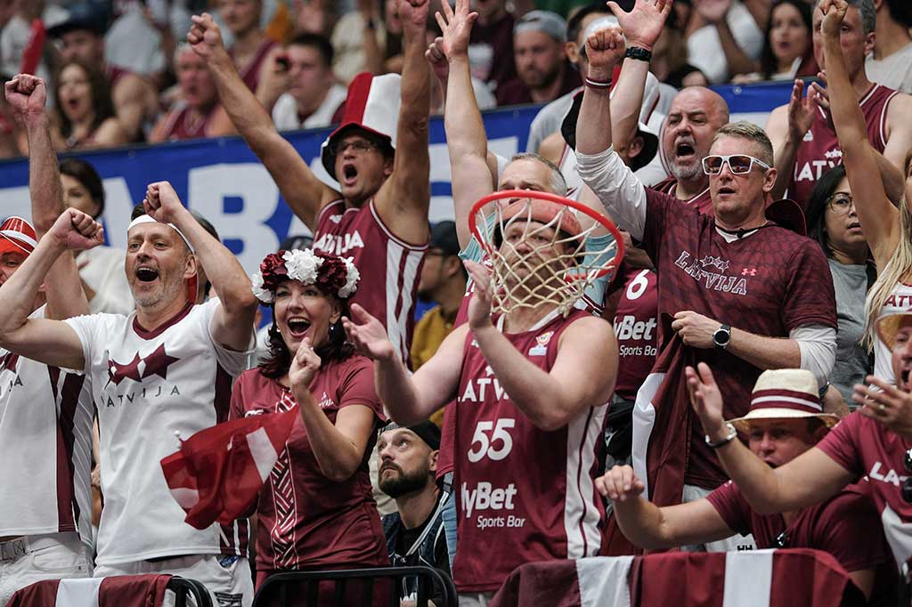 Latvia juga mendapatkan dukungan penuh dari warga negaranya yang rela terbang 20 jam ke Indonesia. Dairis mengaku terkejut ribuan warga Latvia menempuh jarak yang jauh datang ke Jakarta hanya untuk mendukung.   