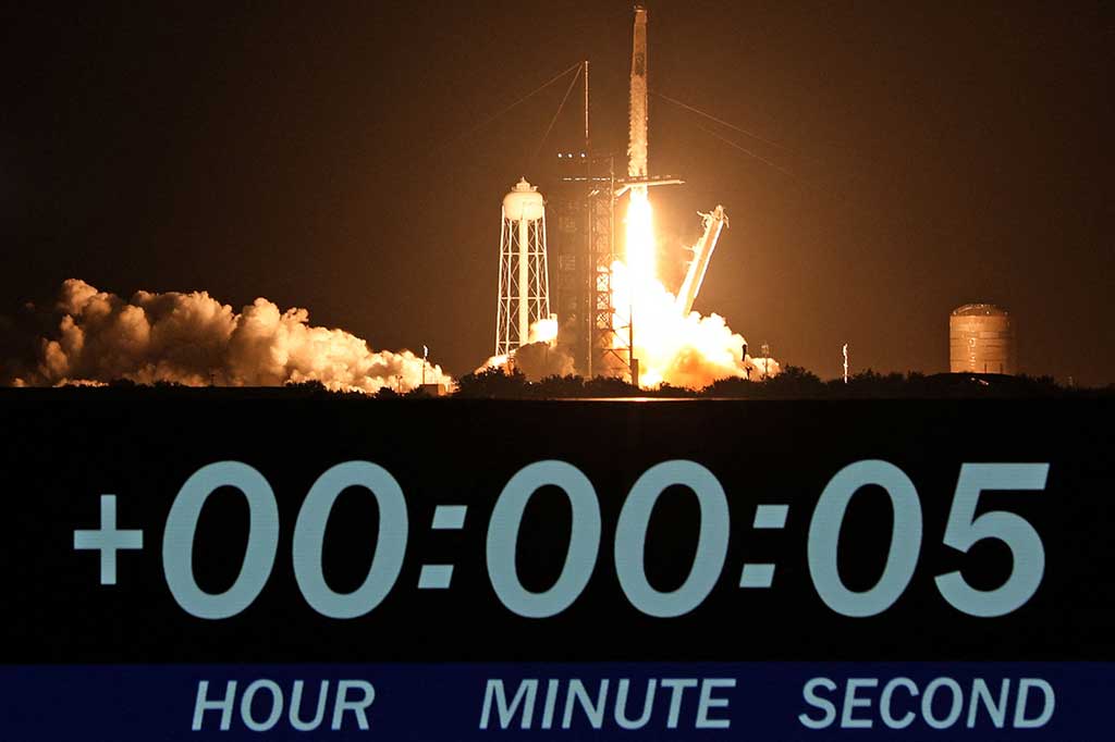 Pesawat luar angkasa Dragon yang dibawa dengan roket Falcon 9 lepas landas pada pukul 03:27 pagi (0727 GMT) dari Kompleks Peluncuran 39A di Pusat Antariksa Kennedy NASA di Florida, dengan disaksikan sekitar 10.000 orang.