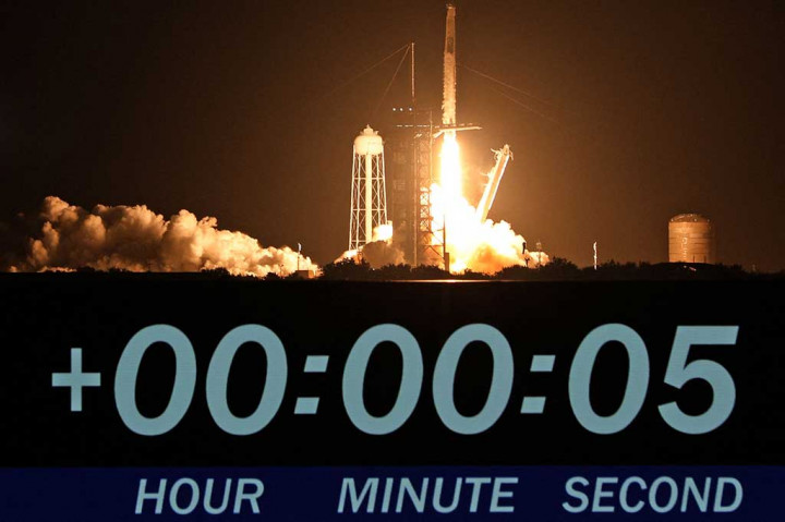 Pesawat luar angkasa Dragon yang dibawa dengan roket Falcon 9 lepas landas pada pukul 03:27 pagi (0727 GMT) dari Kompleks Peluncuran 39A di Pusat Antariksa Kennedy NASA di Florida, dengan disaksikan sekitar 10.000 orang.