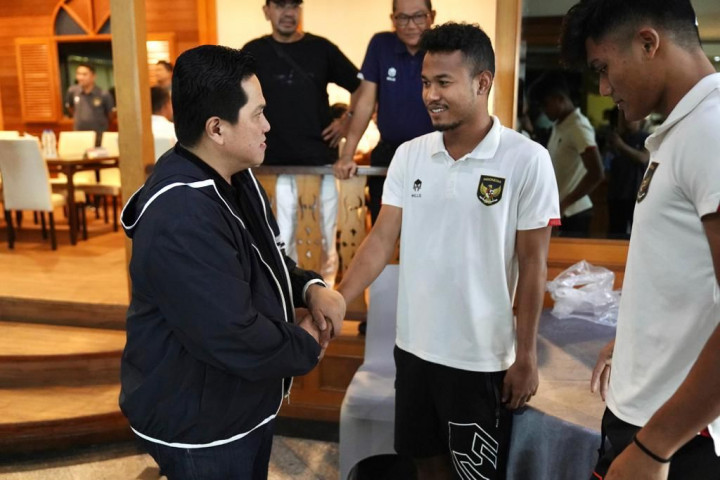 Ketua Umum PSSI Erick Thohir memberi motivasi saat menemui pemain timnas Indonesia U-23 di hotel menjelang pertandingan melawan Vietnam di final Piala AFF U-23 2023 yang akan digelar di Rayong Provincial Stadium, Thailand, Sabtu, 26 Agustus 2023.