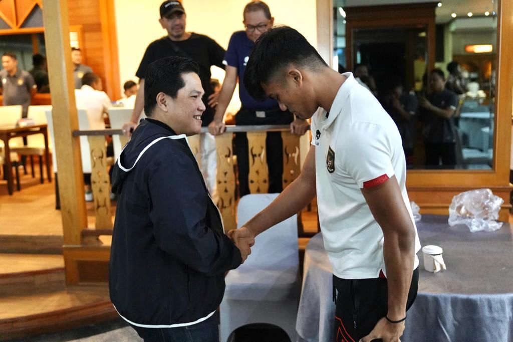 Erick ingin meringankan beban pudi ndak para pemain agar bisa bermain lepas di partai puncak nanti. Setibanya di hotel bersama Waketum PSSI Zainudin Amali dan Exco PSSI Arya Sinulingga, ia menyalami dan merangkul semua pihak yang telah berjuang untuk membawa Timnas Indonesia U-23 ke titik ini.