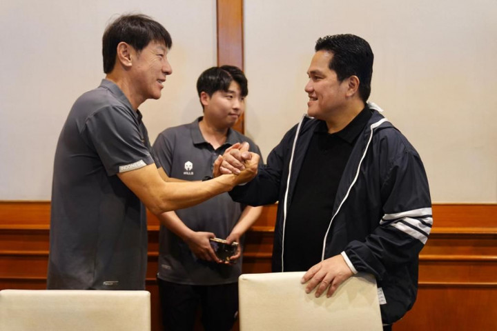 Erick memberikan semangat dan menanyakan kondisi setiap pemain, untuk memastikan mereka siap menghadapi laga nanti.   