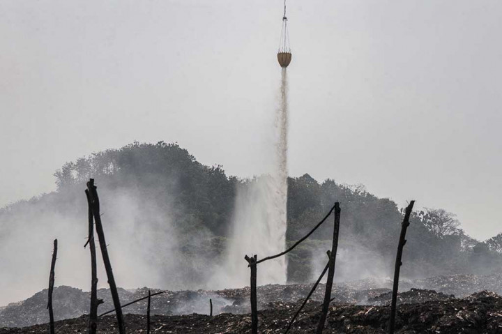 Tim BNPB mengoperasikan helikopter untuk melakukan water bombing pemadaman kebakaran Tempat Pembuangan Akhir (TPA) Sarimukti di Kabupaten Bandung Barat, Jawa Barat, Sabtu, 26 Agustus 2023.
