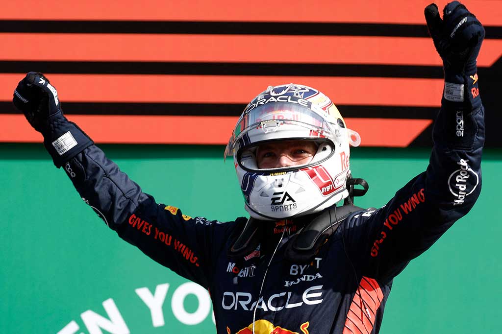 Pembalap Red Bull Racing asal Belanda Max Verstappen melakukan selebrasi usai merebut pole position usai menjadi yang tercepat di sesi kualifikasi Grand Prix Formula 1 Belanda, di The Circuit Zandvoort, Zandvoort, Sabtu, 26 Agustus 2023 malam WIB.