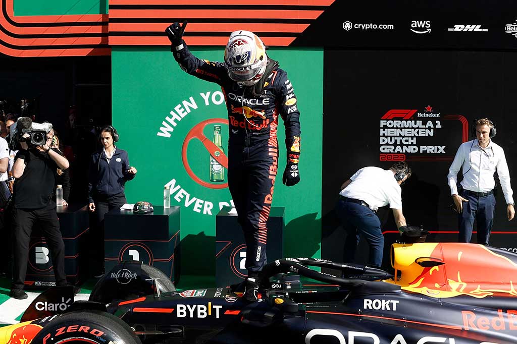 Pemimpin klasemen dengan 125 poin dalam kejuaraan Verstappen memiliki rekor sempurna sejak balap kandangnya kembali ke kalender F1 pada tahun 2021, memulai dari grid depan dan memenangkan kedua balapan.