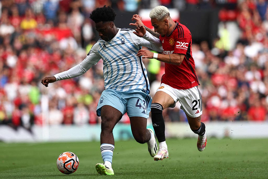 Pasukan Steve Cooper mengejutkan tuan rumah dengan gol yang dibukukan Taiwo Awoniyi saat pertandingan baru berlangsung dua menit. Belum usai publik Old Trafford tertegun karena gawangnya kemasukan begitu dini, Willy Boly menggandakan keunggulan Forest pada menit keempat.