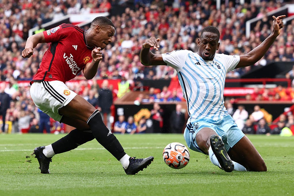 Manchester United bangkit dari ketertinggalan dua gol untuk menang 3-2 atas tamunya Nottingham Forest, pada pertandingan Liga Inggris yang dimainkan di Stadion Old Trafford, Manchester, Sabtu, 26 Agustus 2023.
