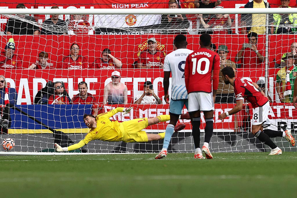 United baru mampu memperkecil ketertinggalan saat Christian Eriksen menyambar umpan silang mendatar kiriman Marcus Rashford pada menit ke-17. Mereka kemudian menyamakan kedudukan dari situasi tendangan bebas yang diakhiri gol Casemiro pada menit ke-52.