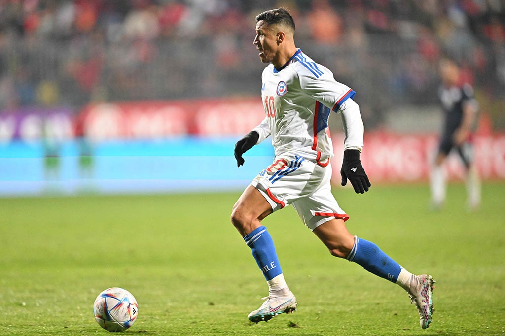 Alexis Sanchez resmi kembali berseragam Inter Milan, klub yang sempat dibelanya pada musim 2019/2020 dan 2020/2021, dengan kontrak jangka pendek satu tahun sampai Juni 2024.