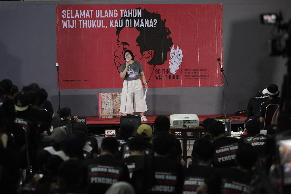 Ratusan aktivis dan penyair yang tergabung dalam koalisi melawan lupa, mengadakan acara syukuran 60 tahun Wiji Thukul, penyair dan aktivis hak asasi manusia yang hilang pada masa Orde Baru.