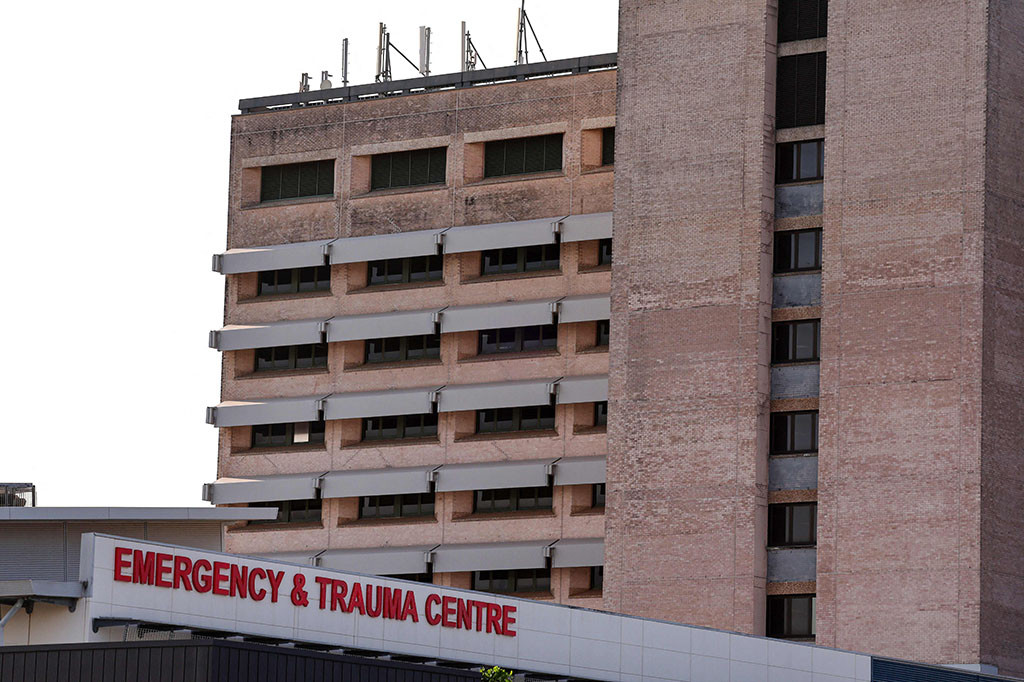 Lima marinir telah diselamatkan dari lokasi kecelakaan dan diterbangkan ke rumah sakit di Darwin dalam “kondisi serius”, kata para pejabat AS, sementara polisi Australia mengatakan mereka sedang melakukan triase untuk kru lainnya yang terluka di lokasi kejadian.