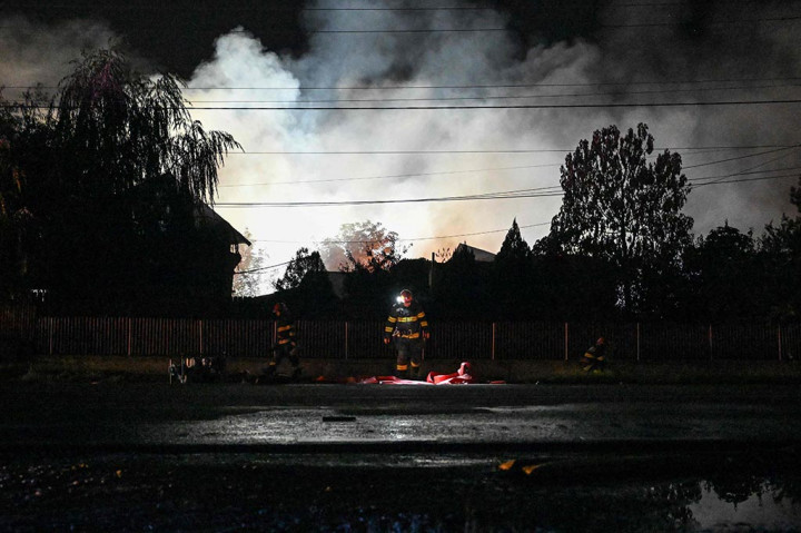 Belum jelas apa yang menyebabkan ledakan di Crevedia, sebuah komunitas desa, dan jaksa telah membuka penyelidikan.