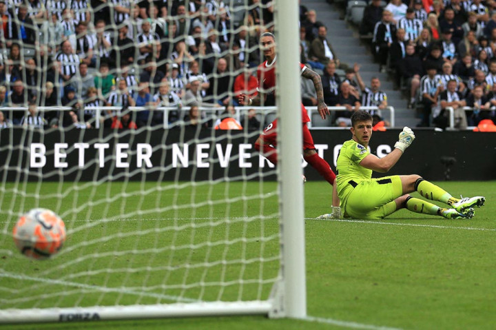 Anthony Gordon memanfaatkan kesalahan Trent Alexander-Arnold untuk membawa The Magpies unggul sebelum Virgil van Dijk dikeluarkan dari lapangan karena menjatuhkan Alexander Isak dalam waktu setengah jam.