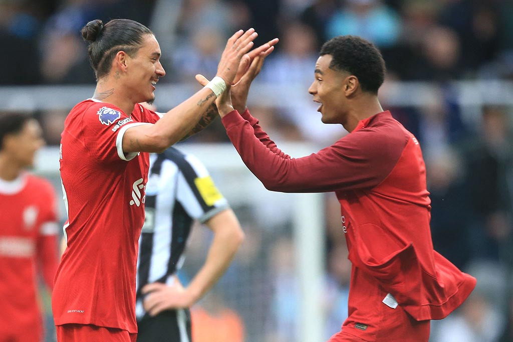 Nunez diturunkan dari bangku cadangan 13 menit sebelum pertandingan usai dan memanfaatkan peluangnya dengan baik saat ia dua kali dilepaskan di belakang pertahanan Newcastle dan kedua kali ia tetap menjaga keberaniannya untuk melepaskan tembakan rendah dan keras melewati Nick Pope.