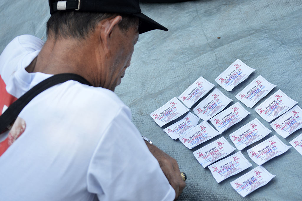 Hadiah diundi setelah para peserta tiba di garis finis. Momen pengundian hadiah adalah acara yang paling ditunggu-tunggu. Para peserta harap-harap cemas sembari memelototi kupon-kupon yang ada di tangan mereka.