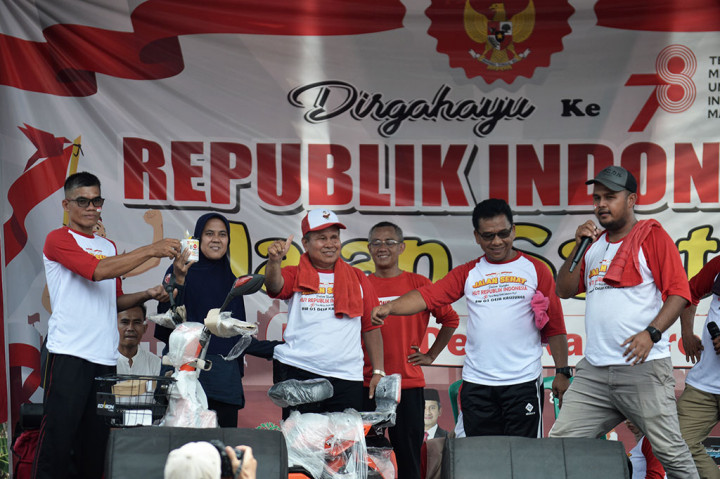 Tibalah waktunya pengundian hadiah utama berupa dua buah sepeda listrik. Akhirnya dua warga beruntung mendapatkan hadiah tersebut, sementara para peserta lainnya membubarkan diri dengan raut wajah sedikit kecewa. 