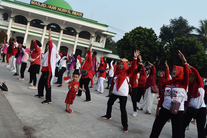 Warga menyambut antusias kegiatan yang digelar setiap tahun tersebut. Ini merupakan kali keenam jalan santai digelar di tempat tersebut. Jalan santai yang diikuti ratusan warga tersebut diawali dengan senam bersama di halaman Masjid Jami' Nurul Iman.