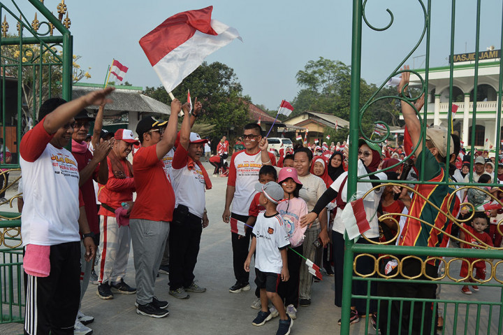 Dalam rangka memeriahkan HUT ke-78 Republik Indonesia, warga RW 03 Kalisuren, Tajurhalang, Bogor, Jawa Barat, menggelar jalan santai, Minggu, 27 Agustus 2023. Acara jalan santai berlangsung sangat meriah.