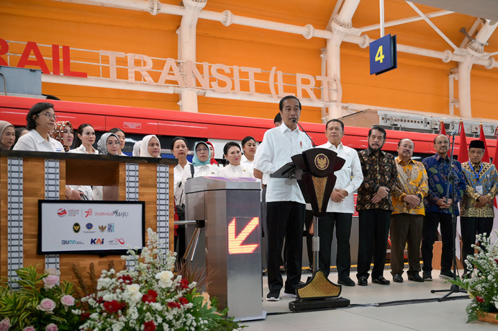 Presiden mengatakan memang tidak mudah beralih ke transportasi massal. Sebagai contoh kereta MRT yang setiap hari tampak penuh, namun sejatinya masih belum terisi seluruhnya.