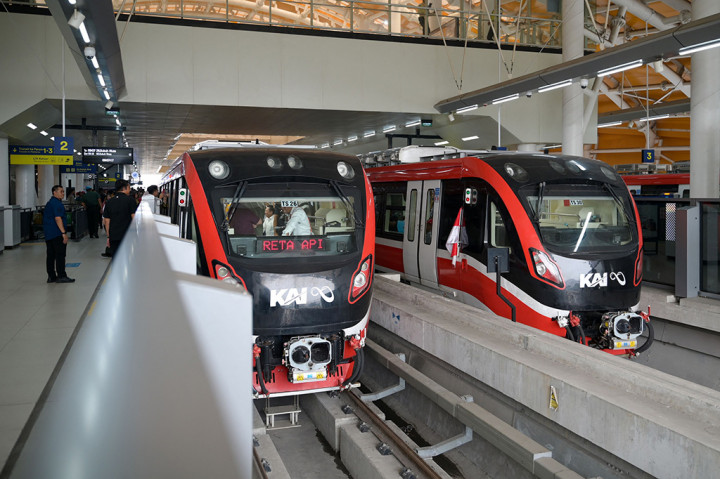 Presiden Joko Widodo meresmikan operasionalisasi Lintas Raya Terpadu (LRT) atau Kereta Api Ringan Jakarta, Bogor, Depok, dan Bekasi (Jabodebek) di Stasiun Cawang, Jakarta, Senin, 28 Agustus 2023.